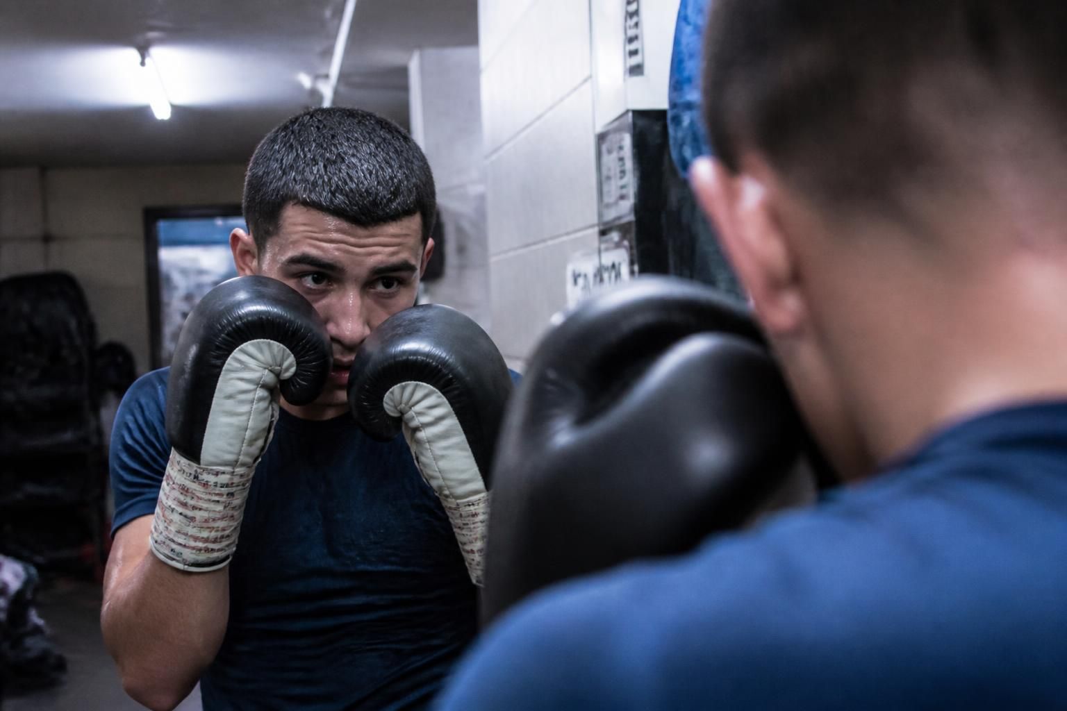découvrez les 10 habitudes essentielles des meilleurs boxeurs pour progresser rapidement en boxe et améliorer votre technique efficacement.