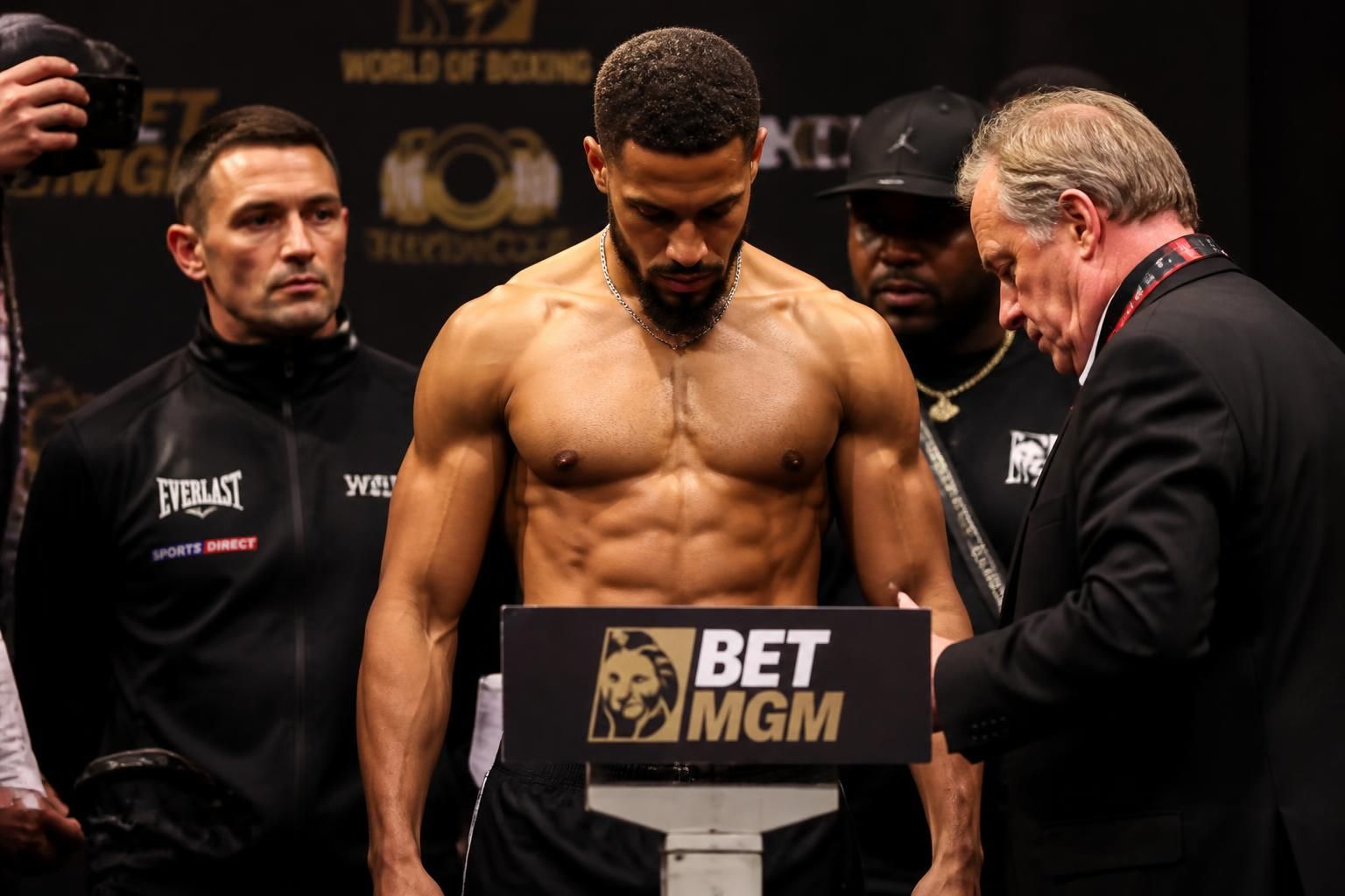 découvrez le tableau complet des catégories de poids en boxe anglaise, de la catégorie paille jusqu'aux poids lourds, pour mieux comprendre les divisions et les compétitions.
