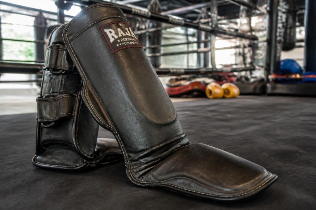 découvrez comment choisir les protège-tibias idéaux pour la boxe thaï afin de protéger vos tibias efficacement et éviter les blessures.