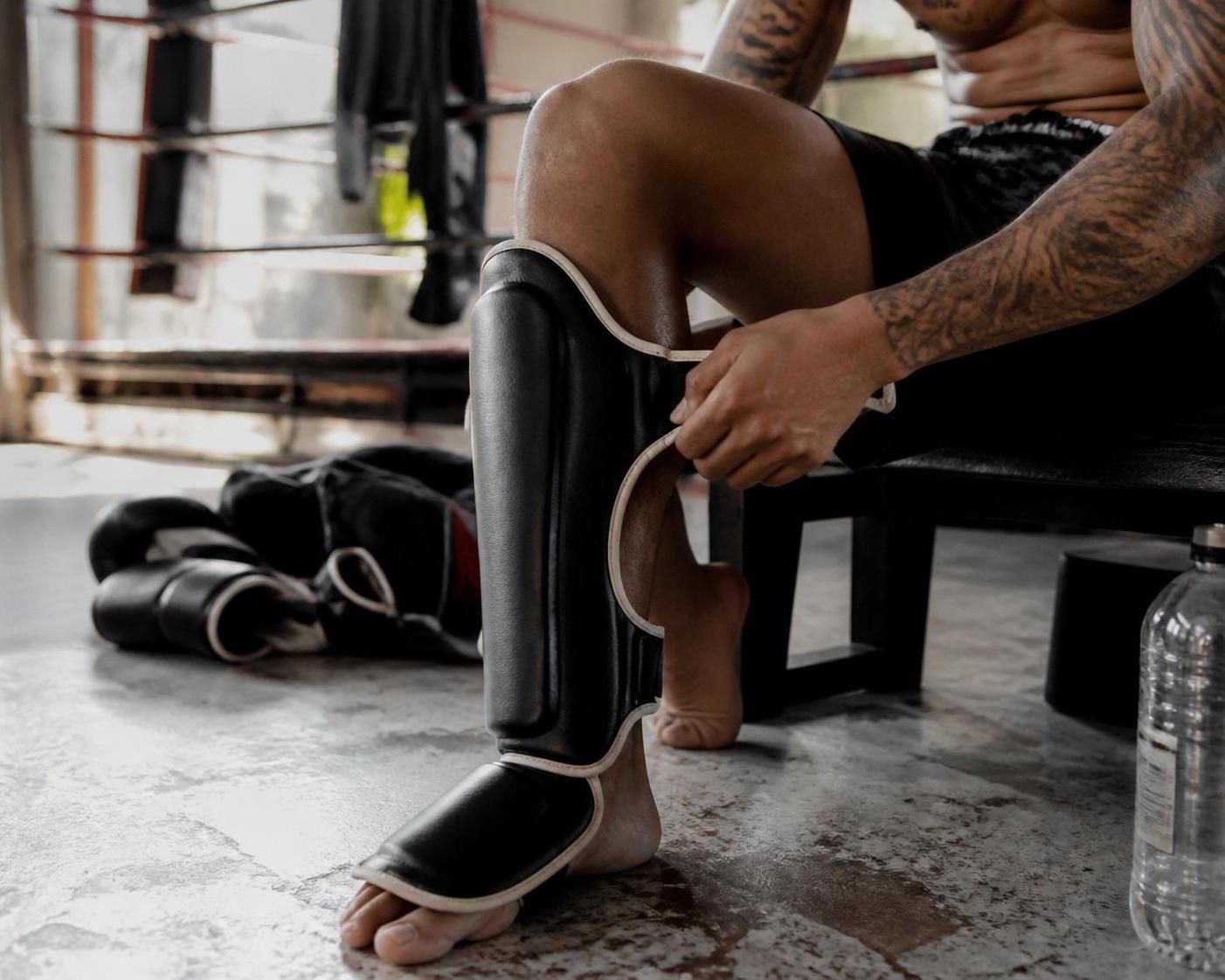 découvrez comment choisir des protège-tibias en boxe thaï adaptés pour protéger efficacement vos jambes et éviter les blessures.