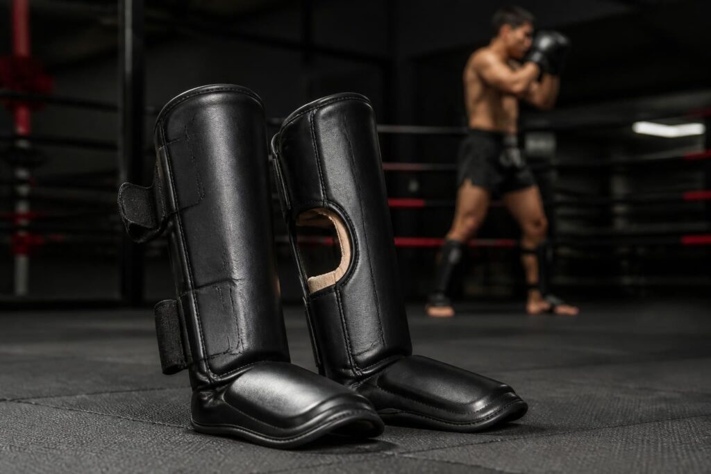 découvrez comment choisir vos protège-tibias en boxe thaï pour protéger efficacement vos tibias et éviter les blessures lors de vos entraînements et combats.