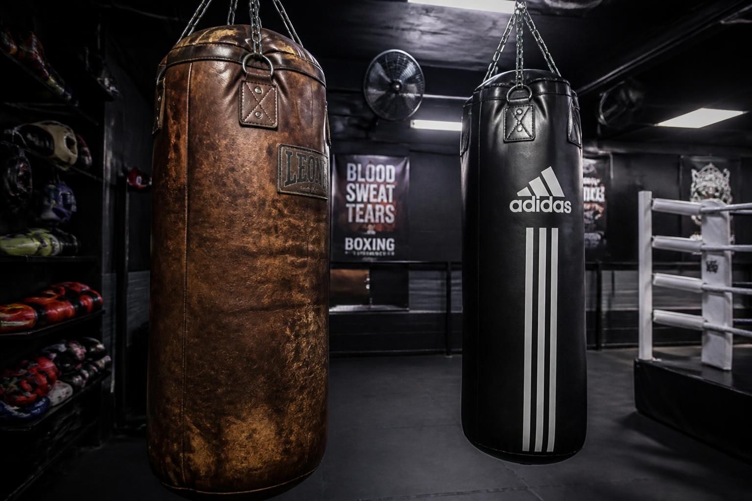 découvrez quel sac de frappe dure vraiment : cuir ou synthétique ? analysez les avantages et la durabilité de chaque matériau pour choisir le meilleur équipement de boxe.