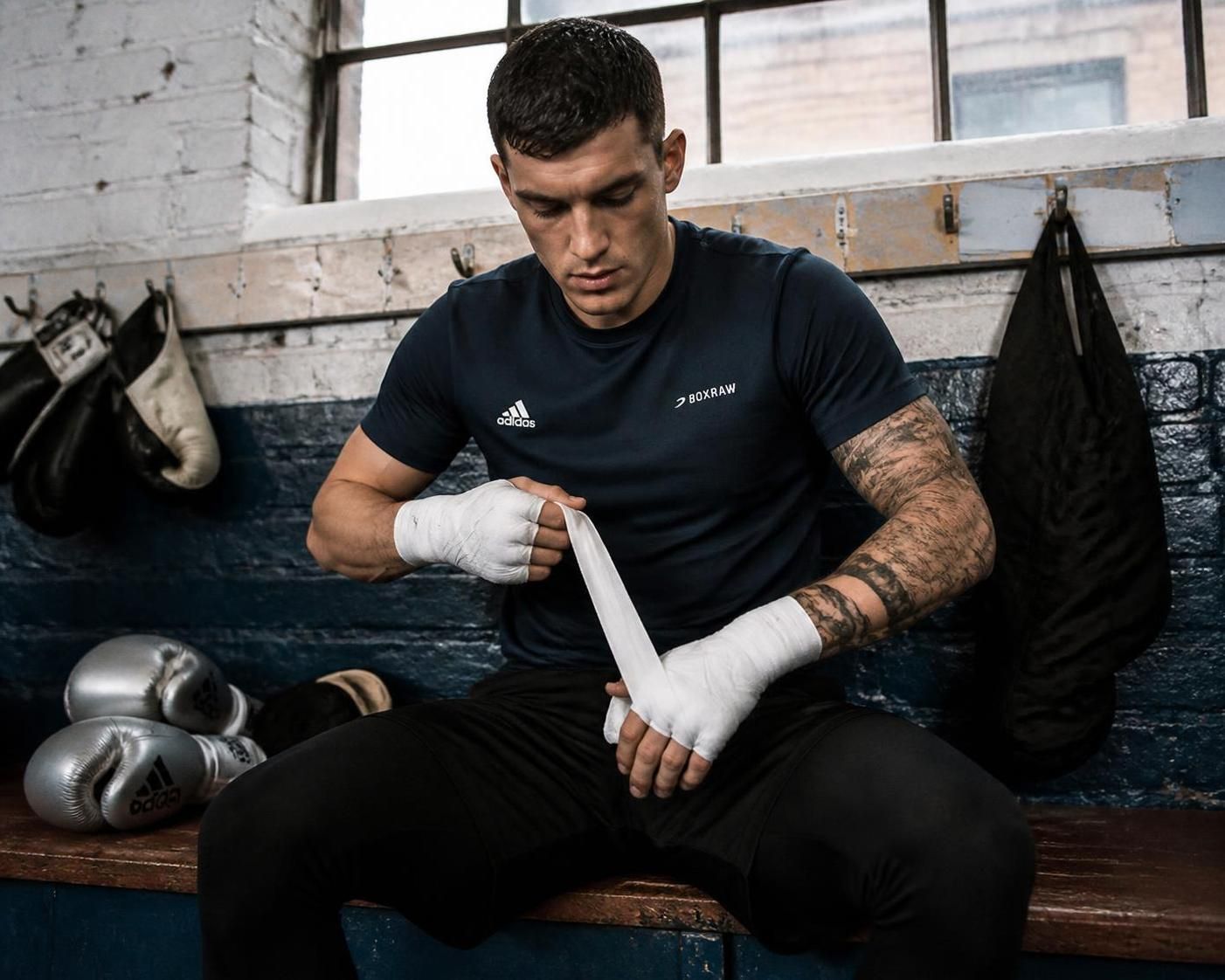 Bandes de boxe : comment les mettre pour proteger poignets et phalanges 2 découvrez comment bien mettre vos bandes de boxe pour protéger efficacement vos poignets et phalanges lors de vos entraînements et combats.