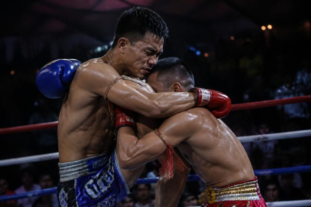 découvrez comment maîtriser le clinch en boxe thaï pour contrôler le corps à corps et transformer chaque affrontement en avantage stratégique.