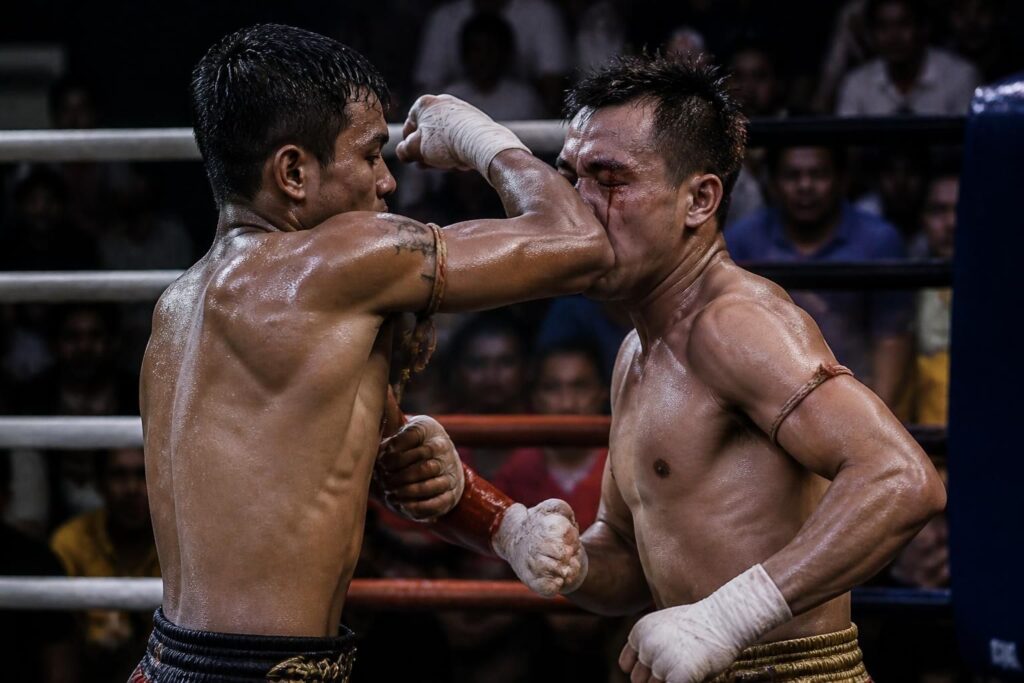 découvrez le coup de coude en muay thai, une technique puissante interdite dans d'autres sports de combat, qui permet d'ouvrir les arcades et de prendre l'avantage en combat.