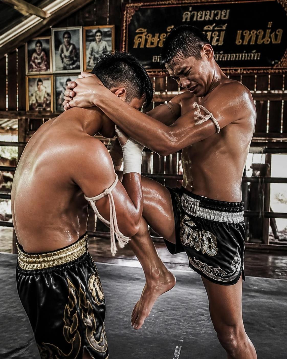 Le coup de genou en boxe thai : la technique qui fait mal au corps a corps 2 découvrez le coup de genou en boxe thaï, une technique redoutable et efficace en combat rapproché qui inflige de puissantes douleurs à l'adversaire.
