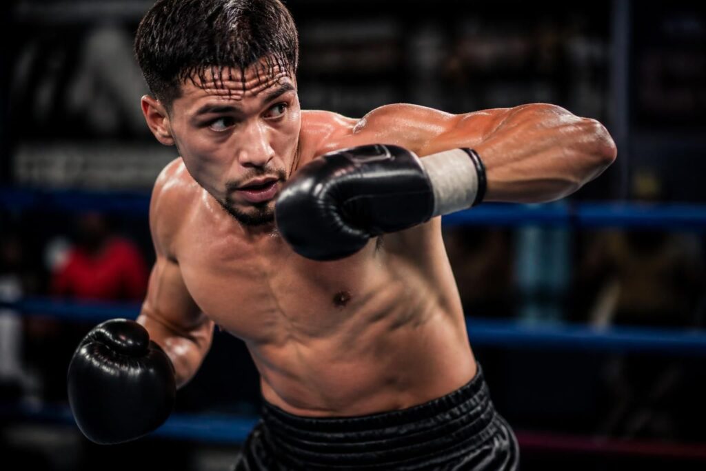 découvrez la mécanique du crochet en boxe pour frapper fort tout en restant protégé. apprenez les techniques essentielles pour maîtriser ce coup puissant sans vous découvrir.