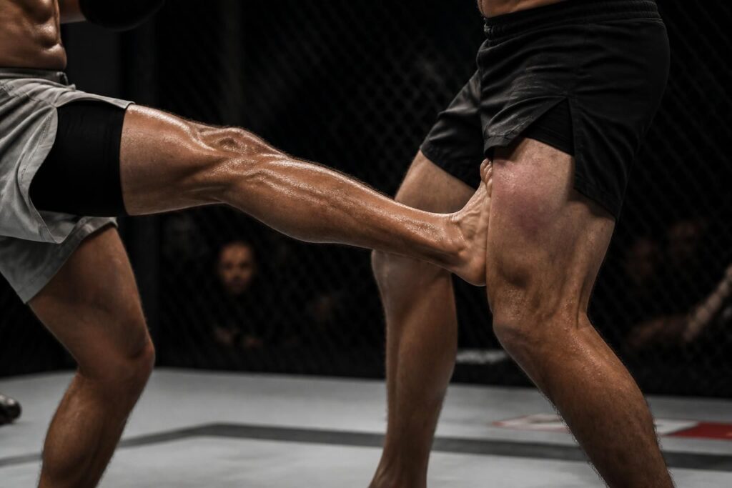 découvrez comment maîtriser le low kick en visant précisément la cuisse pour neutraliser rapidement votre adversaire et gagner en efficacité lors de vos combats.