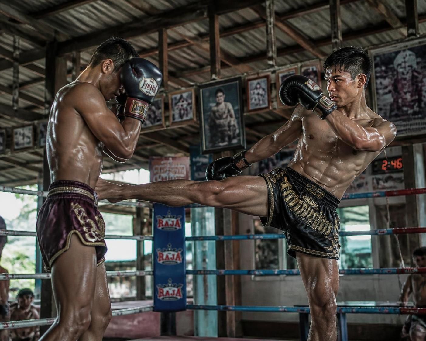 Le teep en muay thai : le coup de pied qui gere toute la distance 2 découvrez le teep en muay thai, le coup de pied essentiel qui maîtrise parfaitement la distance pour contrôler votre adversaire.