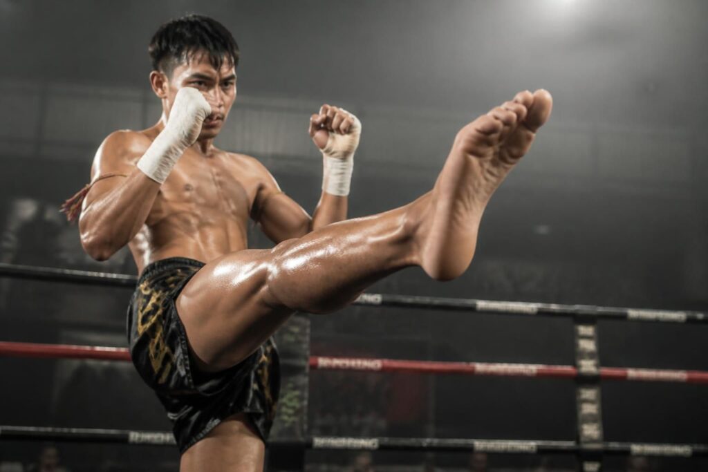découvrez le teep en muay thai, ce coup de pied essentiel qui maîtrise parfaitement la distance face à votre adversaire pour un combat stratégique et efficace.