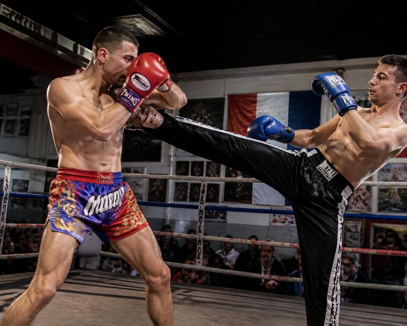découvrez les différences entre les boxes pieds-poings : kickboxing, boxe thaï, savate. apprenez à choisir la discipline qui vous convient selon vos objectifs et préférences.