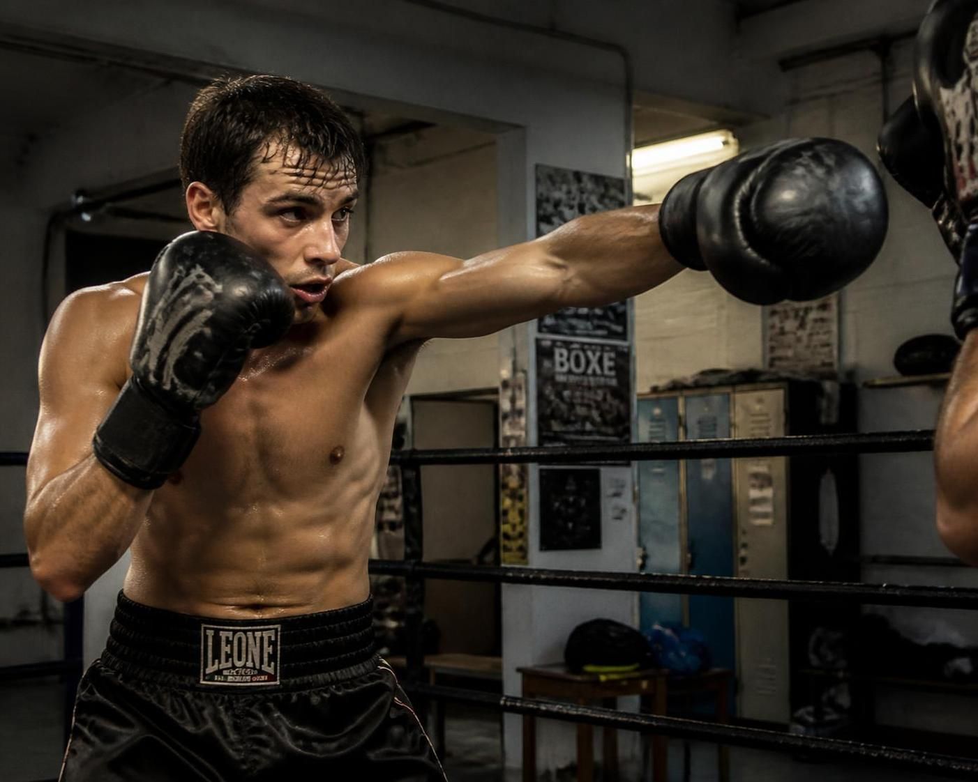 Les combinaisons de boxe a connaitre avant ton premier sparring 2 découvrez les combinaisons de boxe essentielles à maîtriser avant votre premier sparring pour améliorer votre technique et gagner en confiance sur le ring.