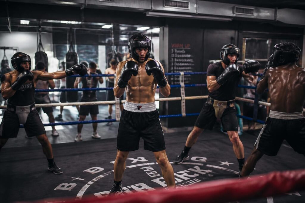 découvre les combinaisons de boxe essentielles à maîtriser avant ton premier sparring pour être prêt et performant lors de ton combat.