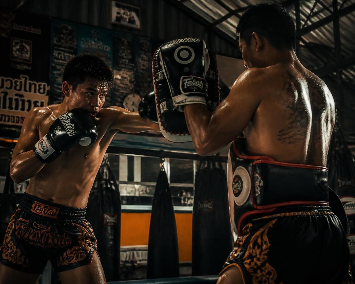 apprends à tenir les paos en boxe thaï pour renvoyer efficacement les frappes de ton partenaire tout en évitant de le blesser. techniques et conseils essentiels pour un entraînement sécurisé et performant.