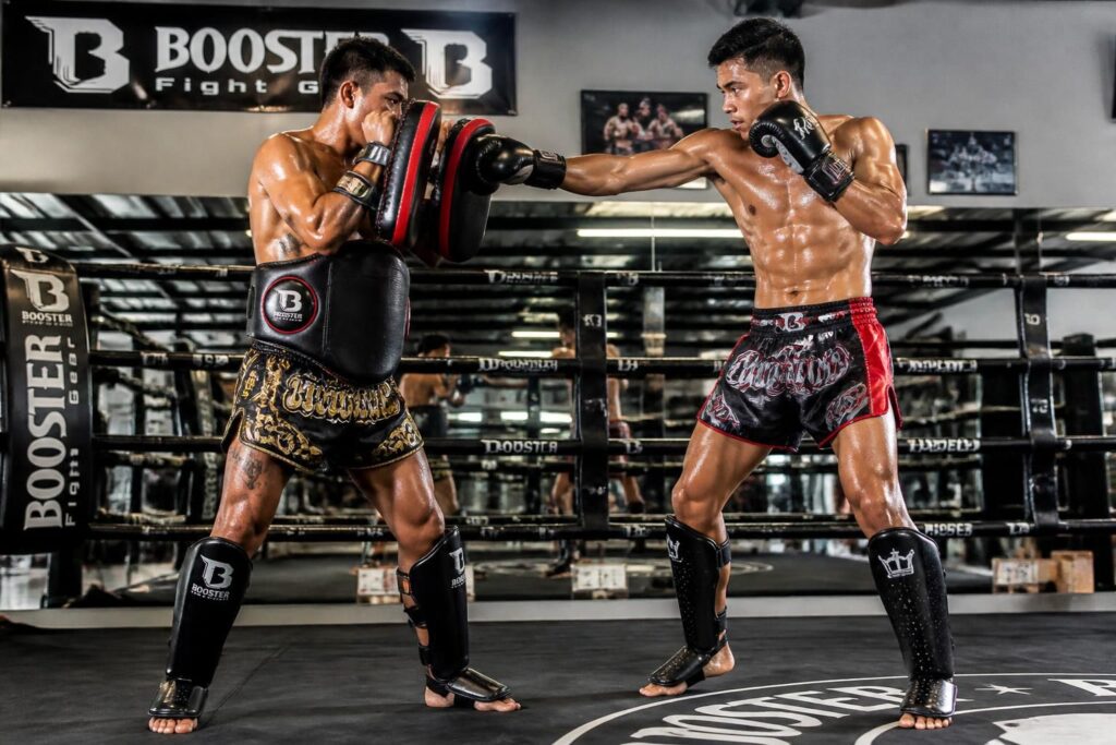 apprends à tenir les paos en boxe thaï correctement pour renvoyer les coups efficacement à ton partenaire tout en évitant de le blesser.