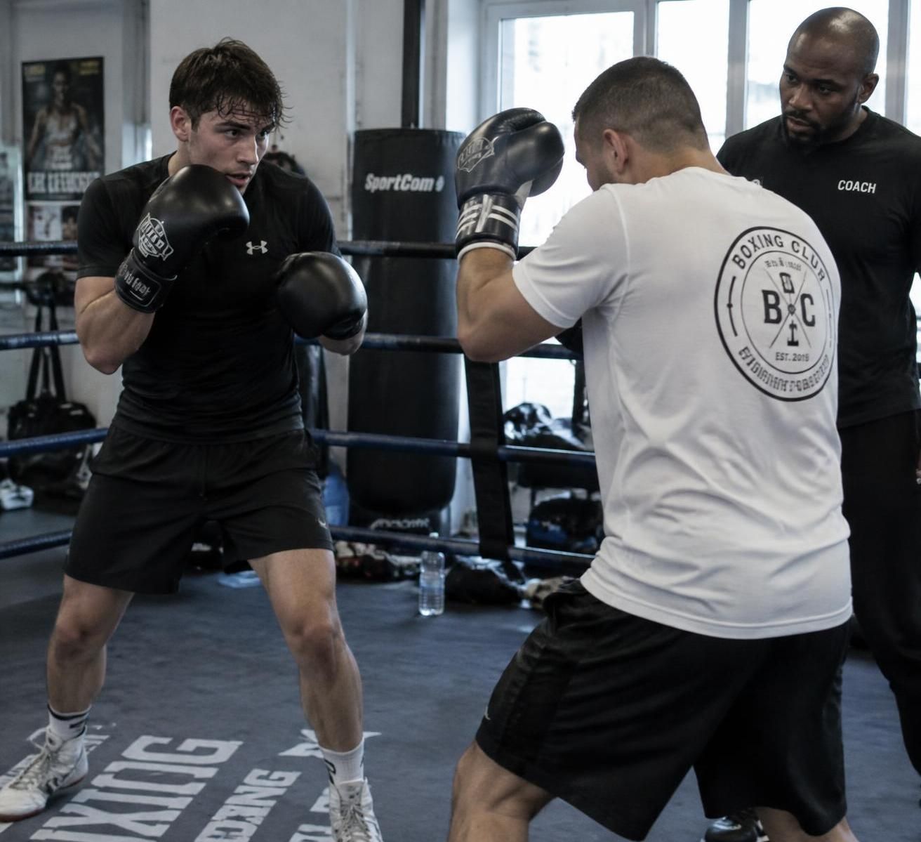 boxe et self-défense : découvrez les techniques réellement utiles face à une agression, leurs limites et les idées reçues à laisser au cinéma.
