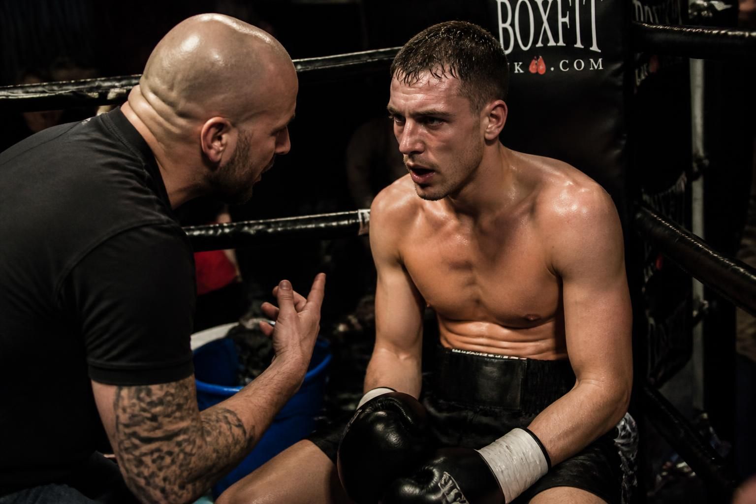 Combien de temps dure un round de boxe, et pourquoi ca change tout 2 découvrez la durée d'un round de boxe et pourquoi cette durée influence la stratégie et l'intensité du combat. comprenez l'importance de chaque minute sur le ring.