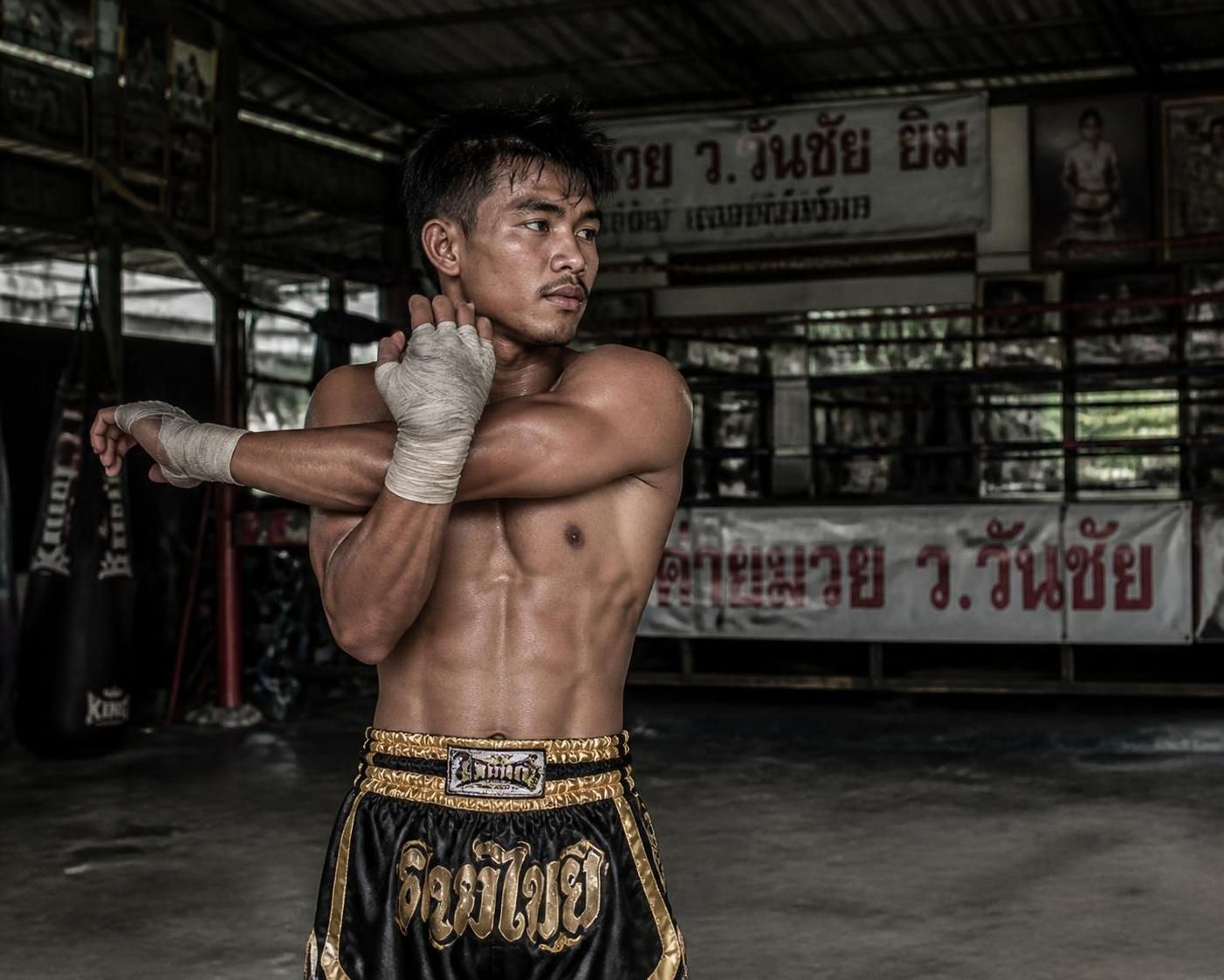 Gagner en souplesse pour la boxe thai : lever la jambe plus haut, plus vite 2 améliorez votre souplesse pour la boxe thaï en apprenant à lever la jambe plus haut et plus rapidement grâce à des exercices ciblés et des conseils efficaces.