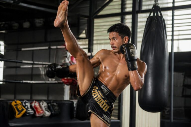 améliorez votre souplesse pour la boxe thai et apprenez à lever la jambe plus haut et plus rapidement grâce à nos conseils et exercices ciblés.