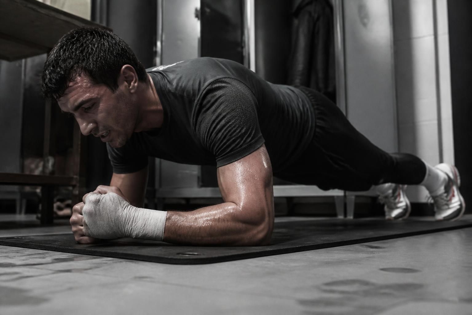 Le gainage pour la boxe : encaisser les coups au corps sans plier 2 découvrez l'importance du gainage en boxe pour renforcer votre corps et encaisser les coups sans fléchir. améliorez votre endurance et votre résistance grâce à des exercices ciblés.